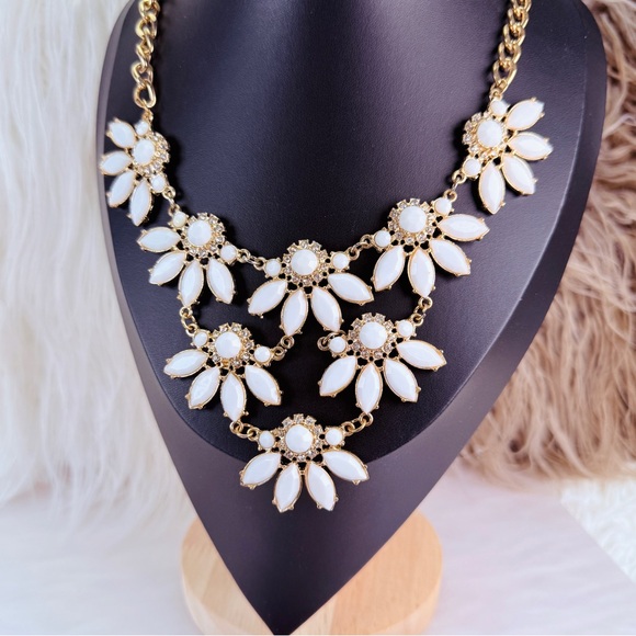 Vintage goldtone white statement bib necklace - Picture 1 of 6